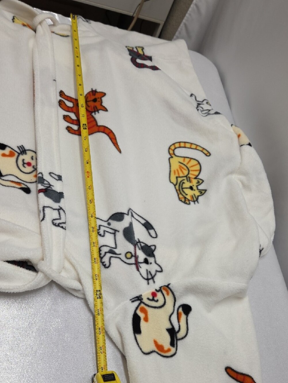 Cozy White Cat-Print Fleece Robe with Tie Waist Loungewear Whimsical - Picture 5 of 8